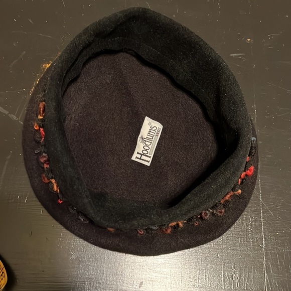 Hoodlums black wool beret with floral yarn edging - Picture 3 of 7